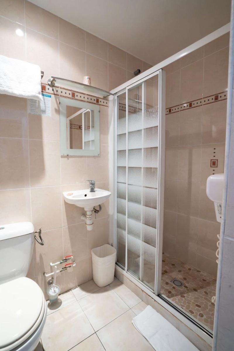 Single Room,1758353555:JPEG