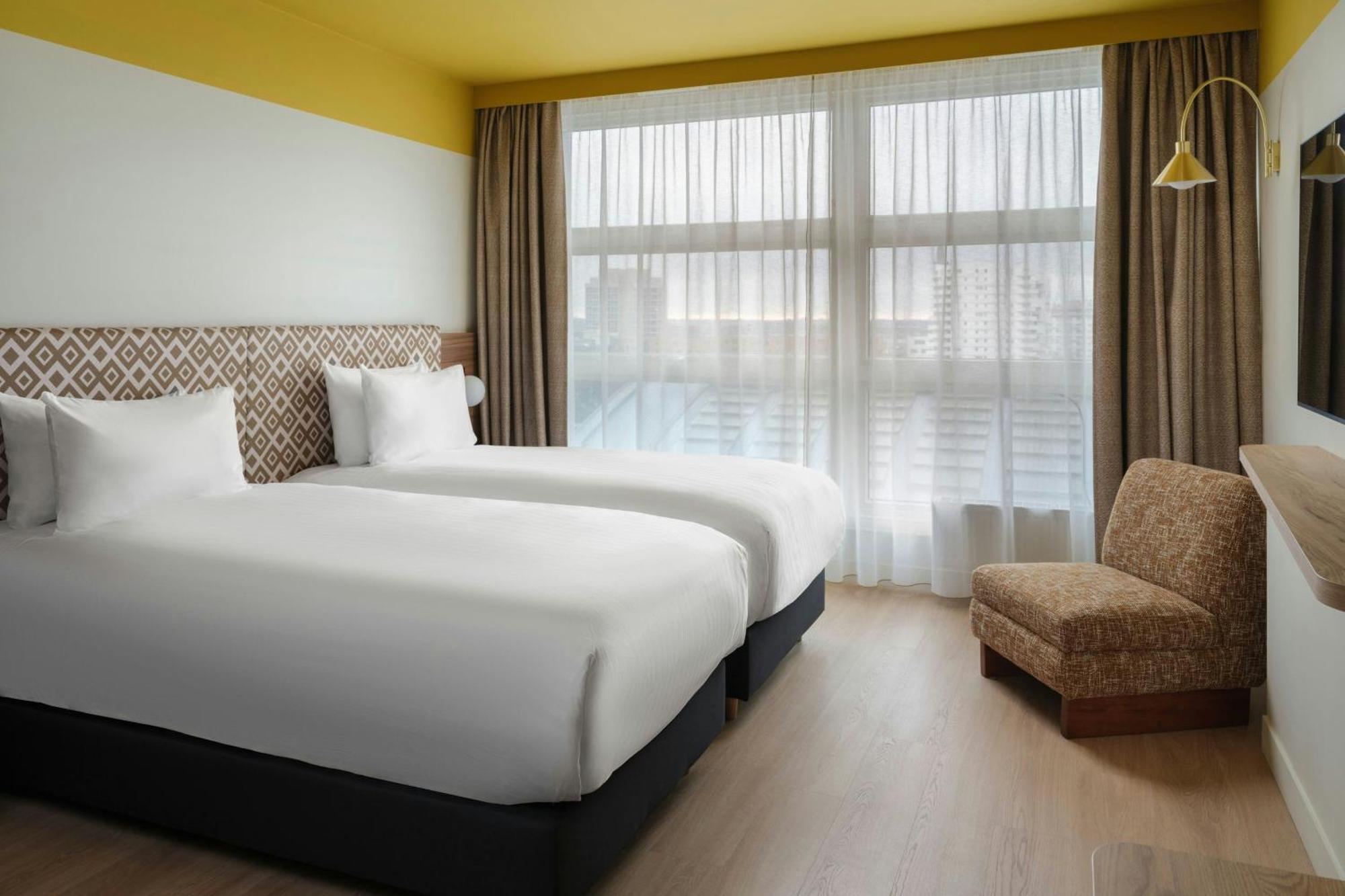 Twin Studio Two Single Beds Urban View Mid Floor