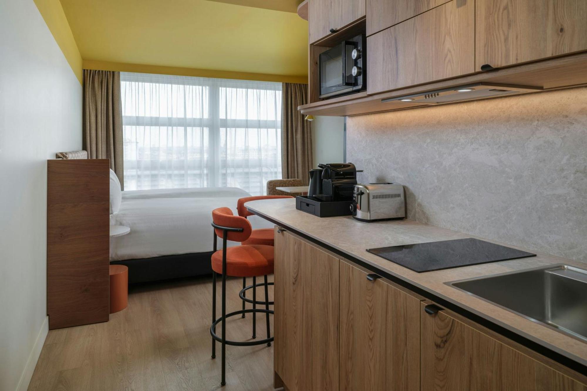 Twin Studio Two Single Beds Urban View Mid Floor
