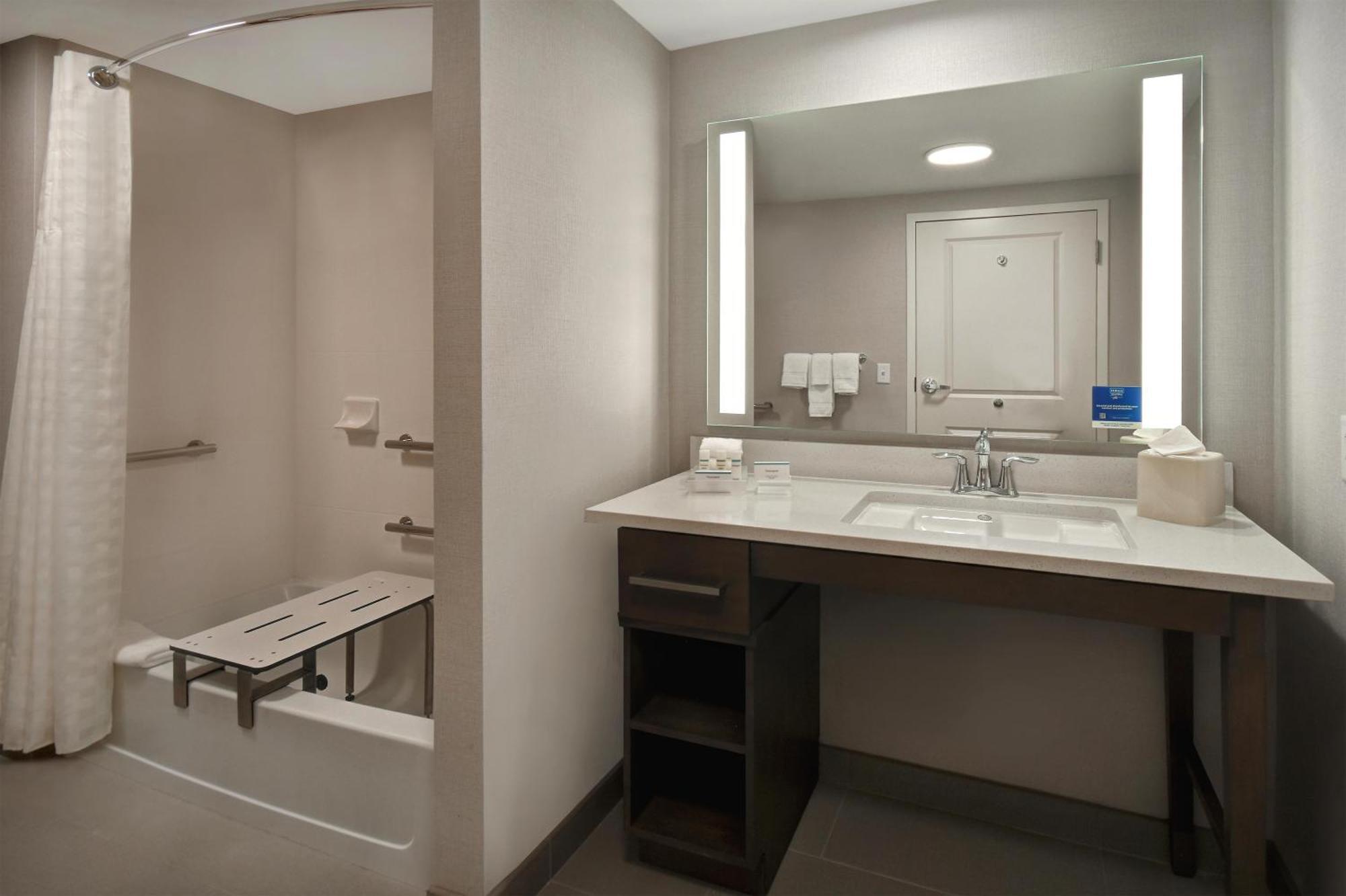 King Suite - Mobility and Hearing Access/Non-Smoking