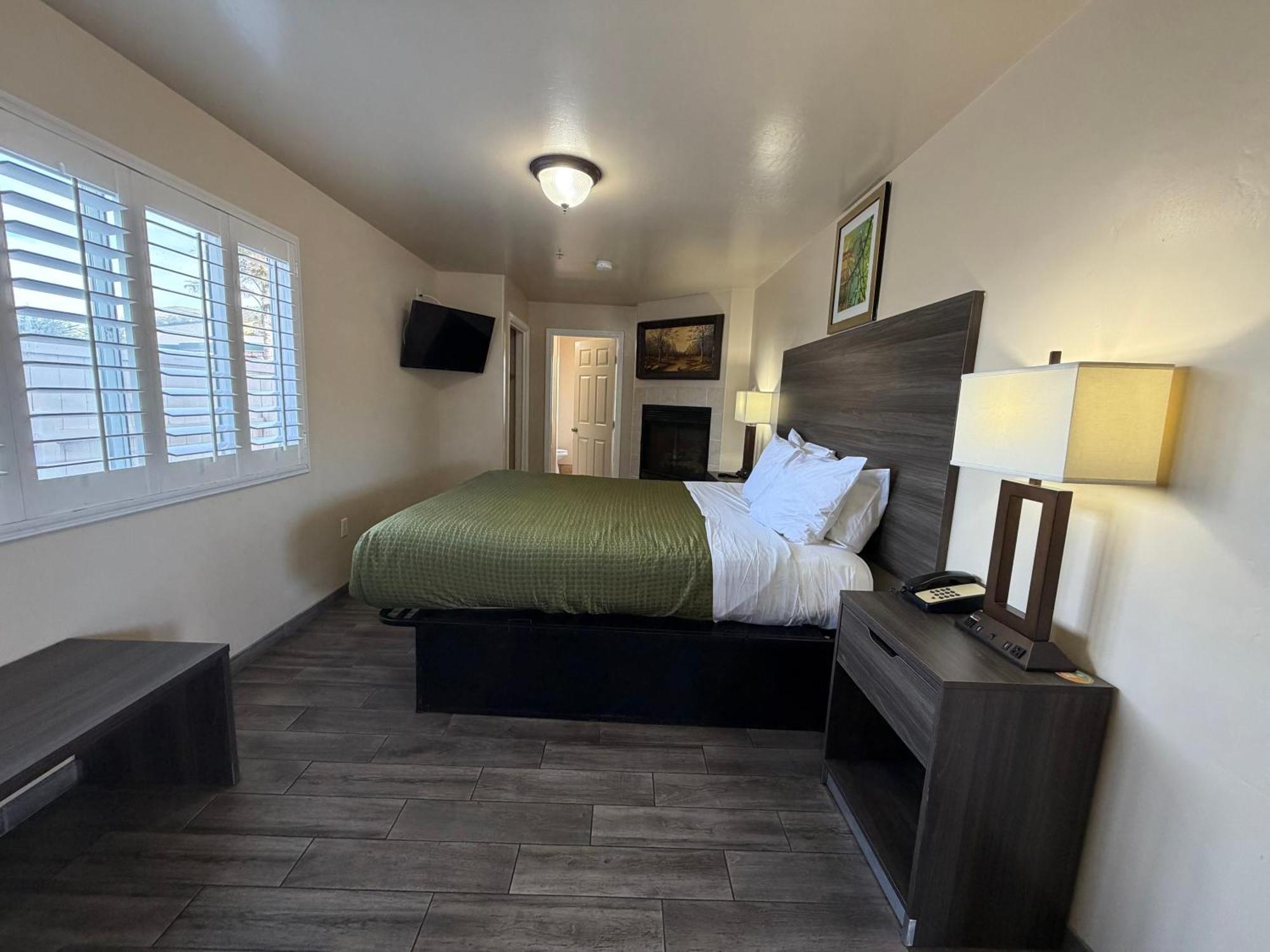 Deluxe Room with Jacuzzi and Fire Place