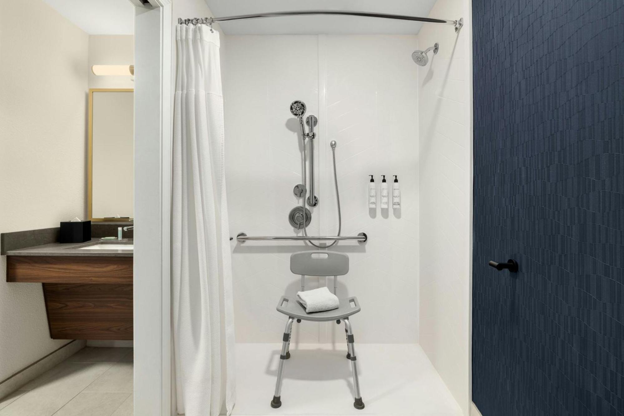 King Room Adapted Tub Mobility Hearing Accessible