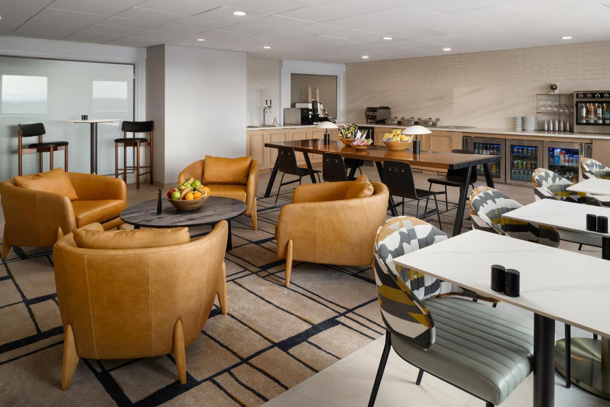 Executive King Room - Lounge Access/Mobility/Hearing Accessible with Roll-In Shower