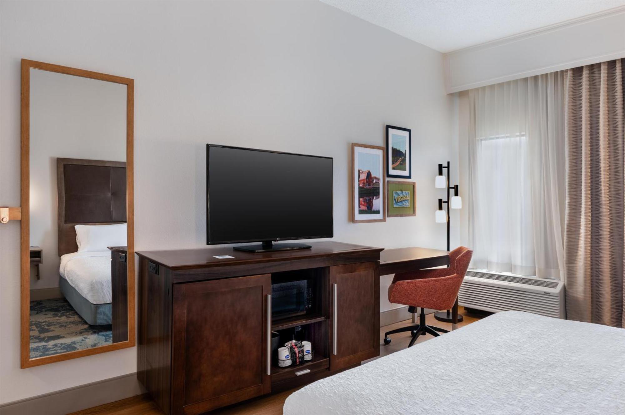 King Room with King Bed - Non-Smoking