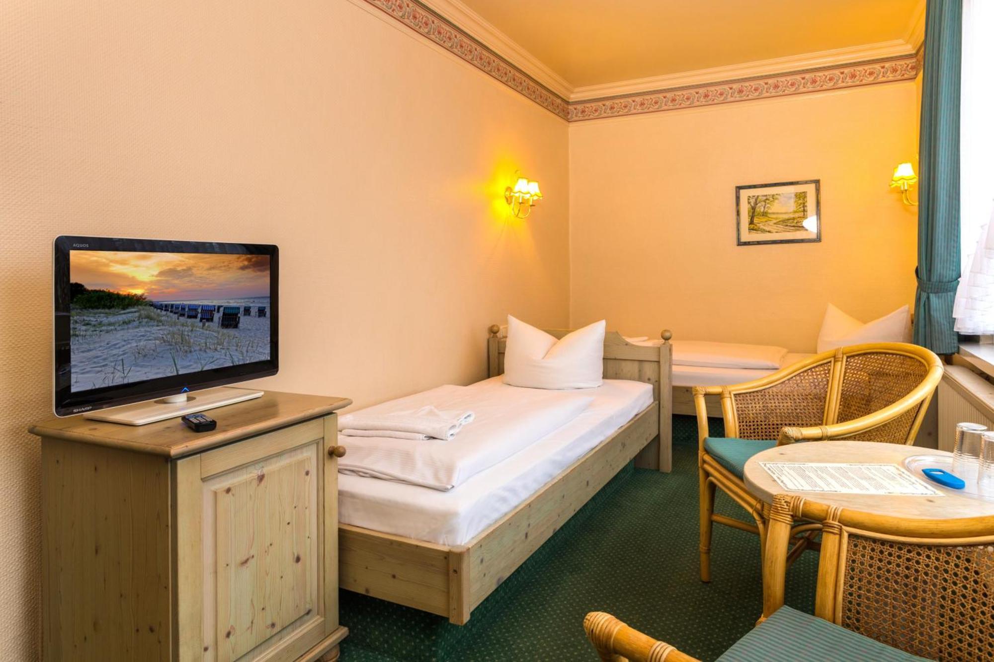 Room 2 separate beds