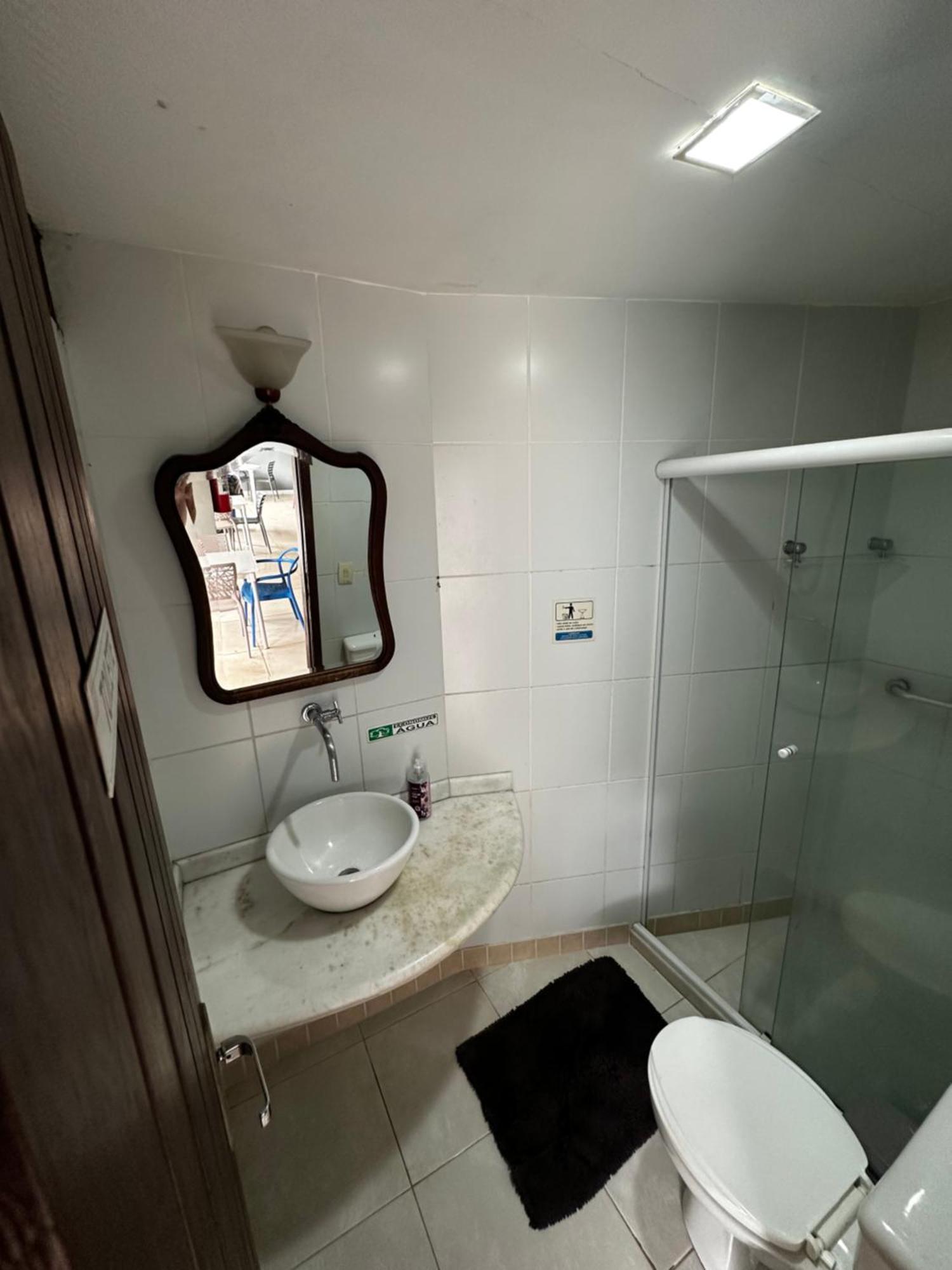 Quarto com Cama de Casal ou 2 de Solteiro e Banheiro Compartilhado