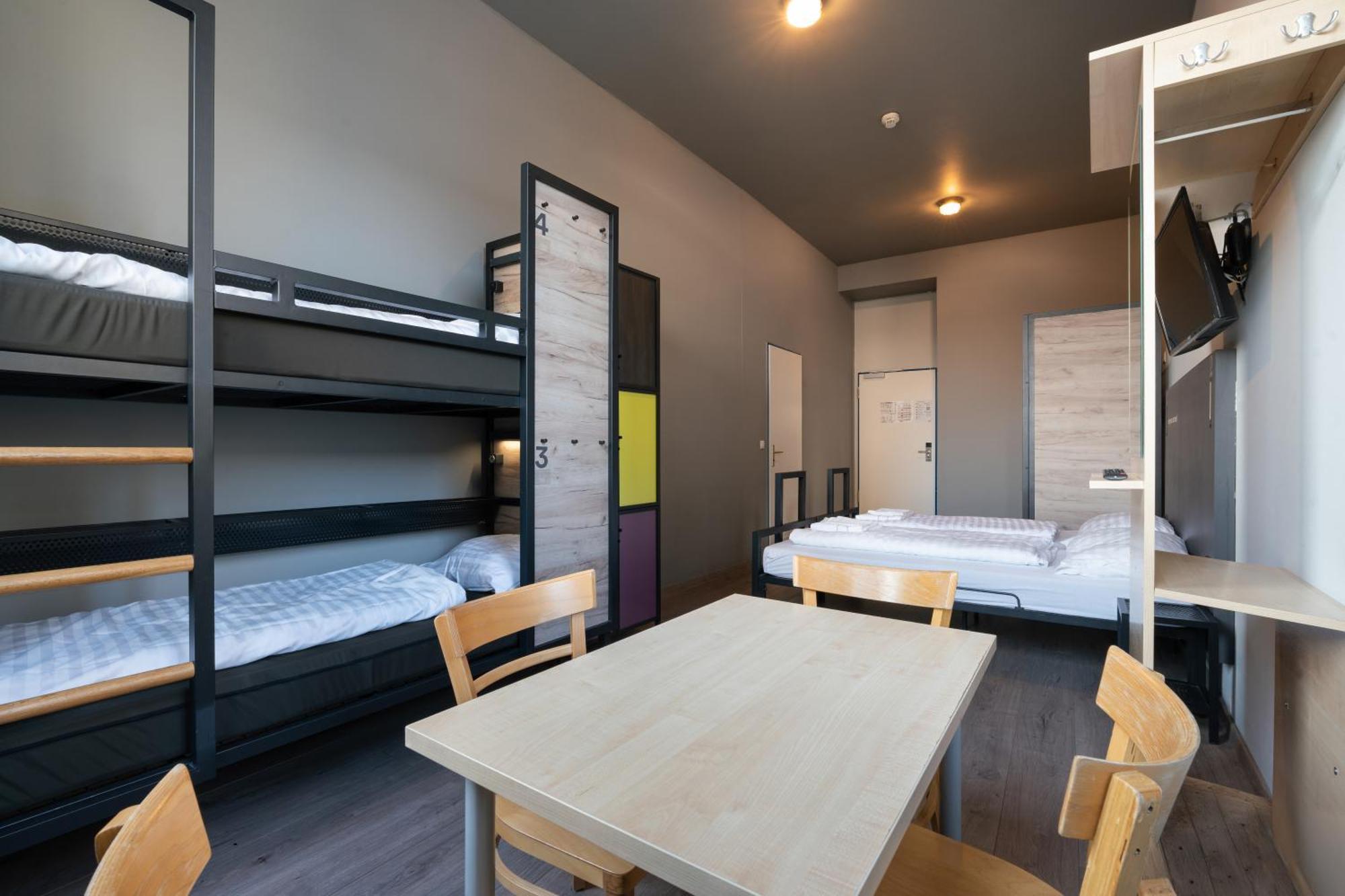 Bed 6-Bed Dormitory Room