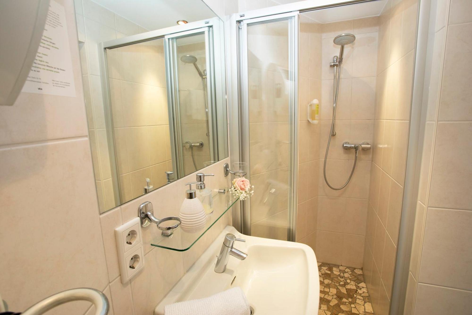 Budget Double Room Souterrain or Top Storey Location Guesthouse