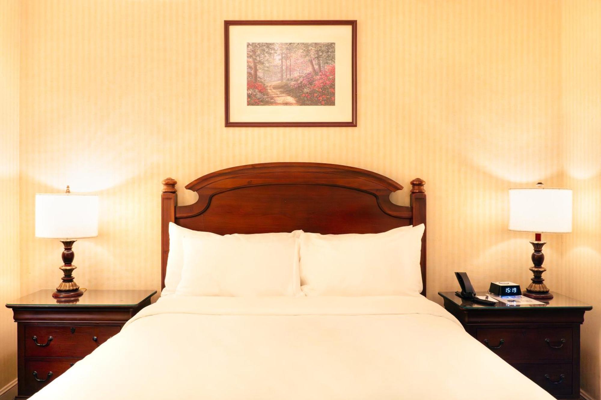 Deluxe Queen Room