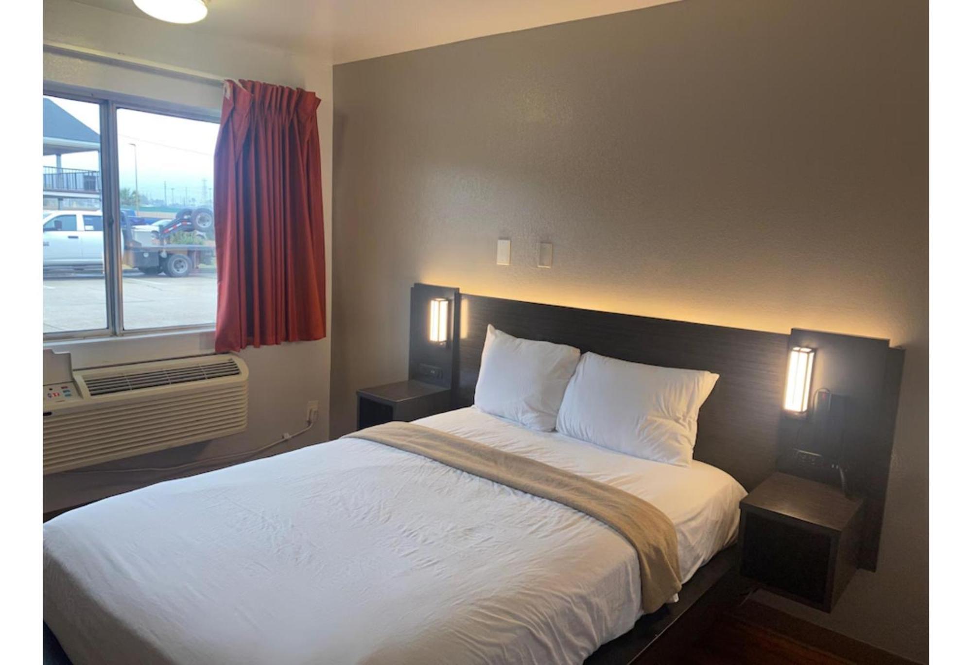 Queen Room - Disability Access - Roll in Shower