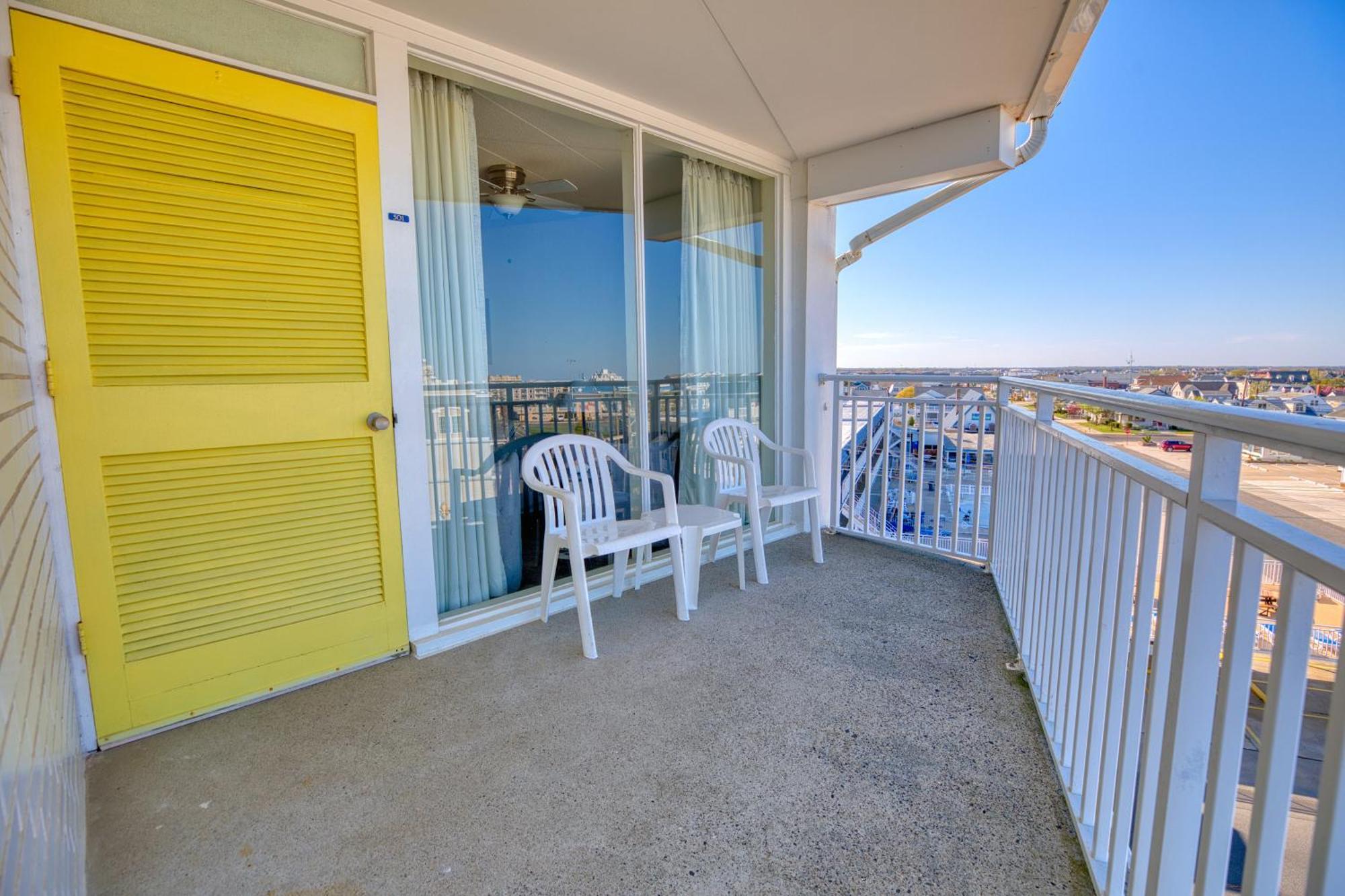 Pool & Ocean view Two-Room Efficiency Living Room Bed Room 2 TV's