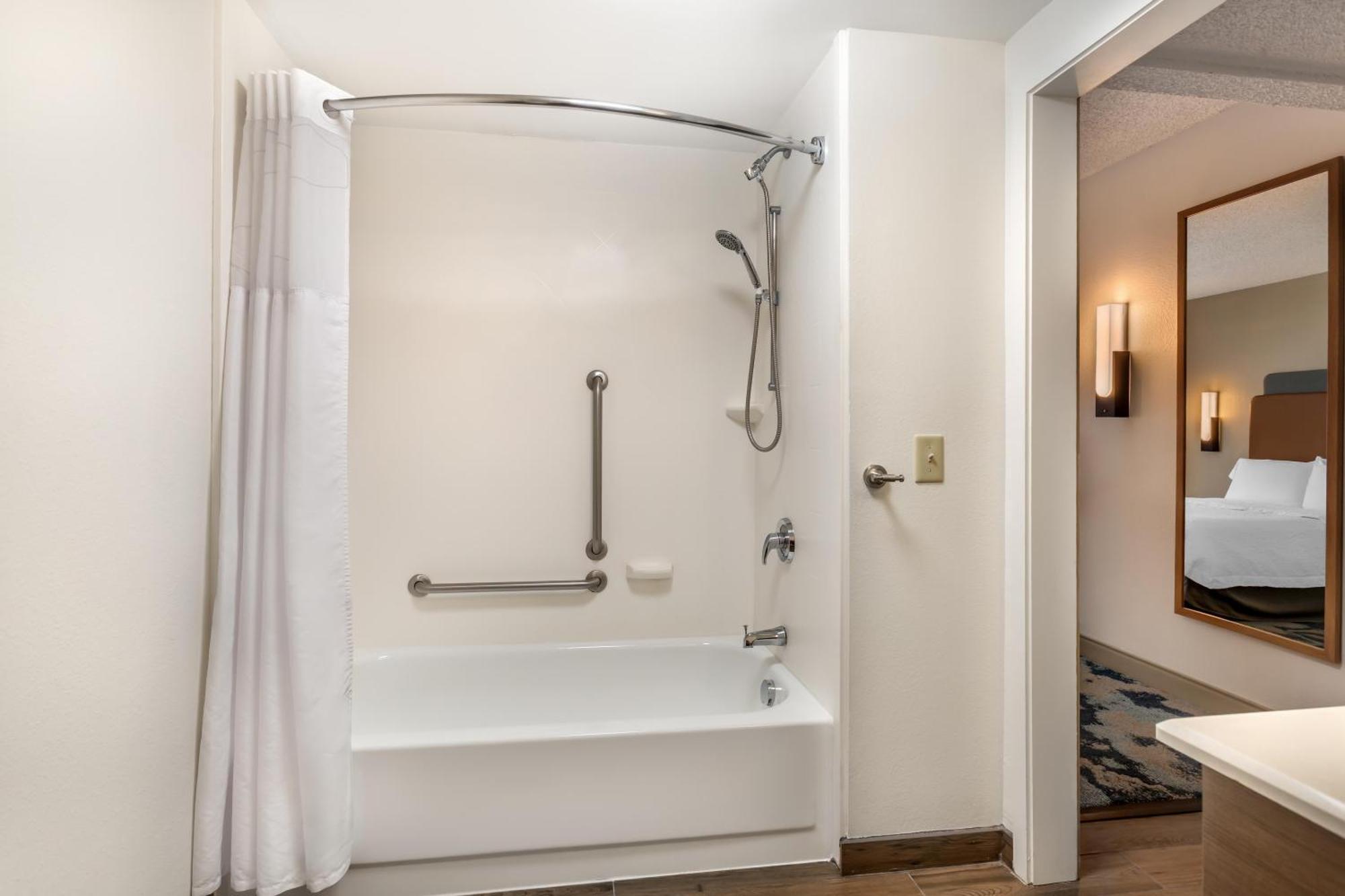 Double Room with Tub - Mobility Accessible/Non-Smoking