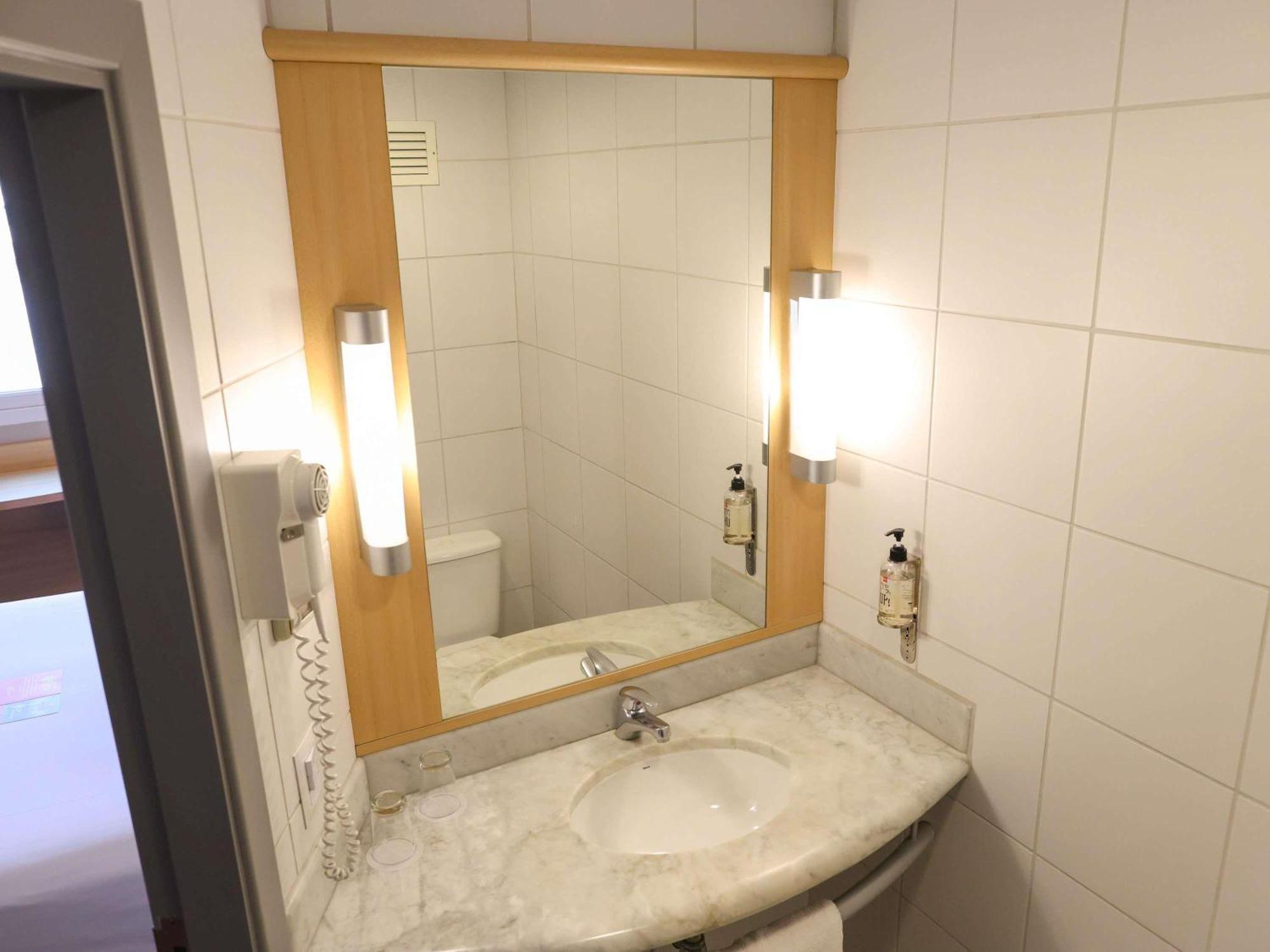 Superior Queen Room Plug Play