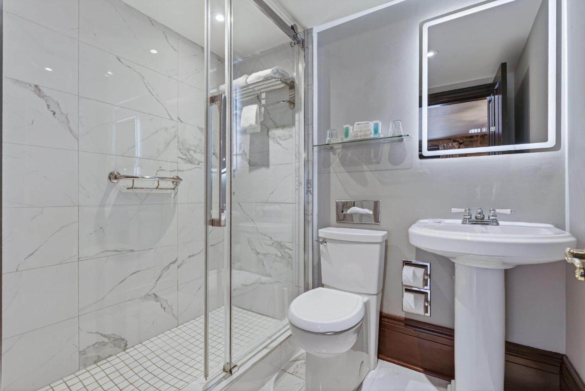 Chambre Lit Queen-Size Classique – Troisième Étage