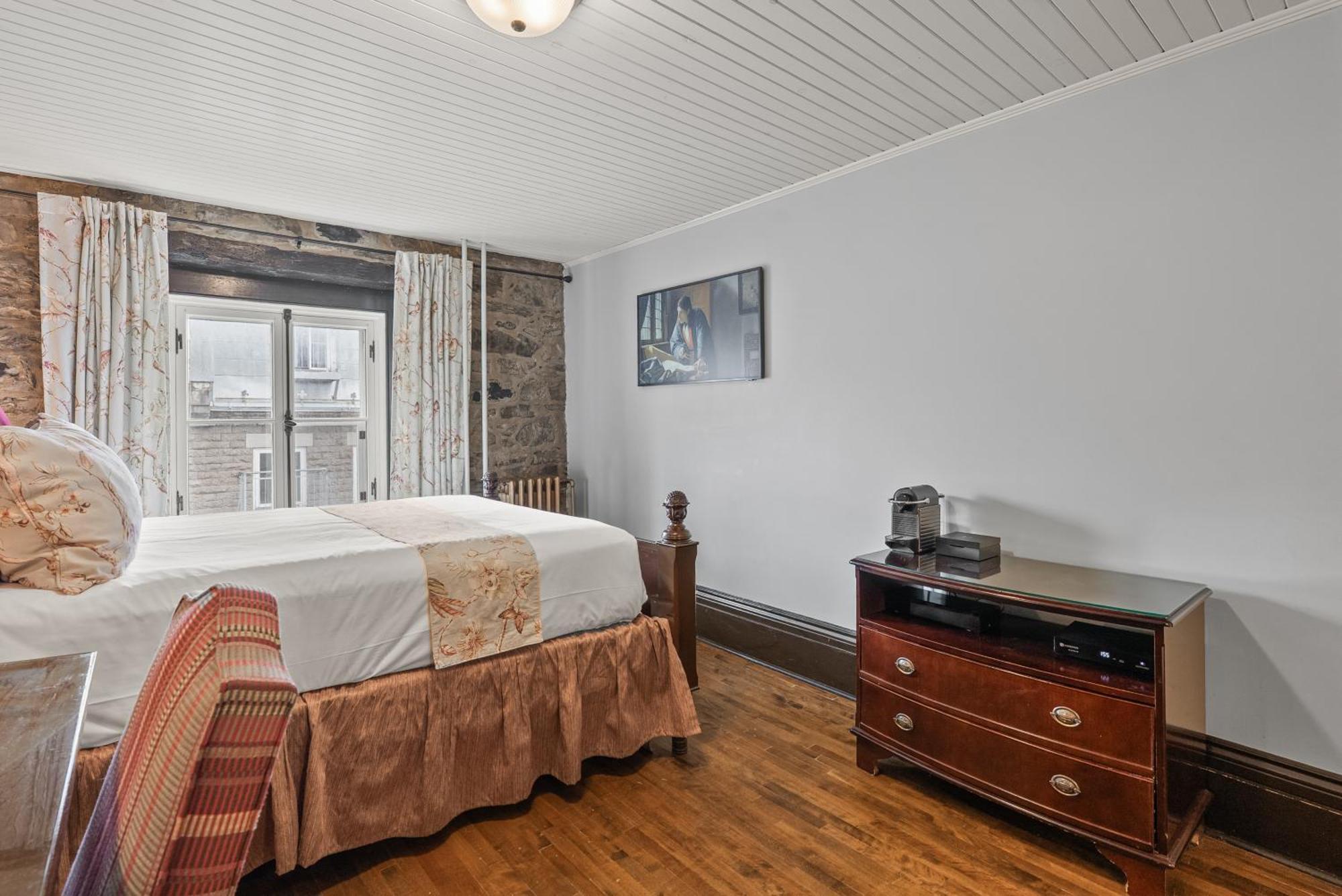 Classic Queen Room Third Floor