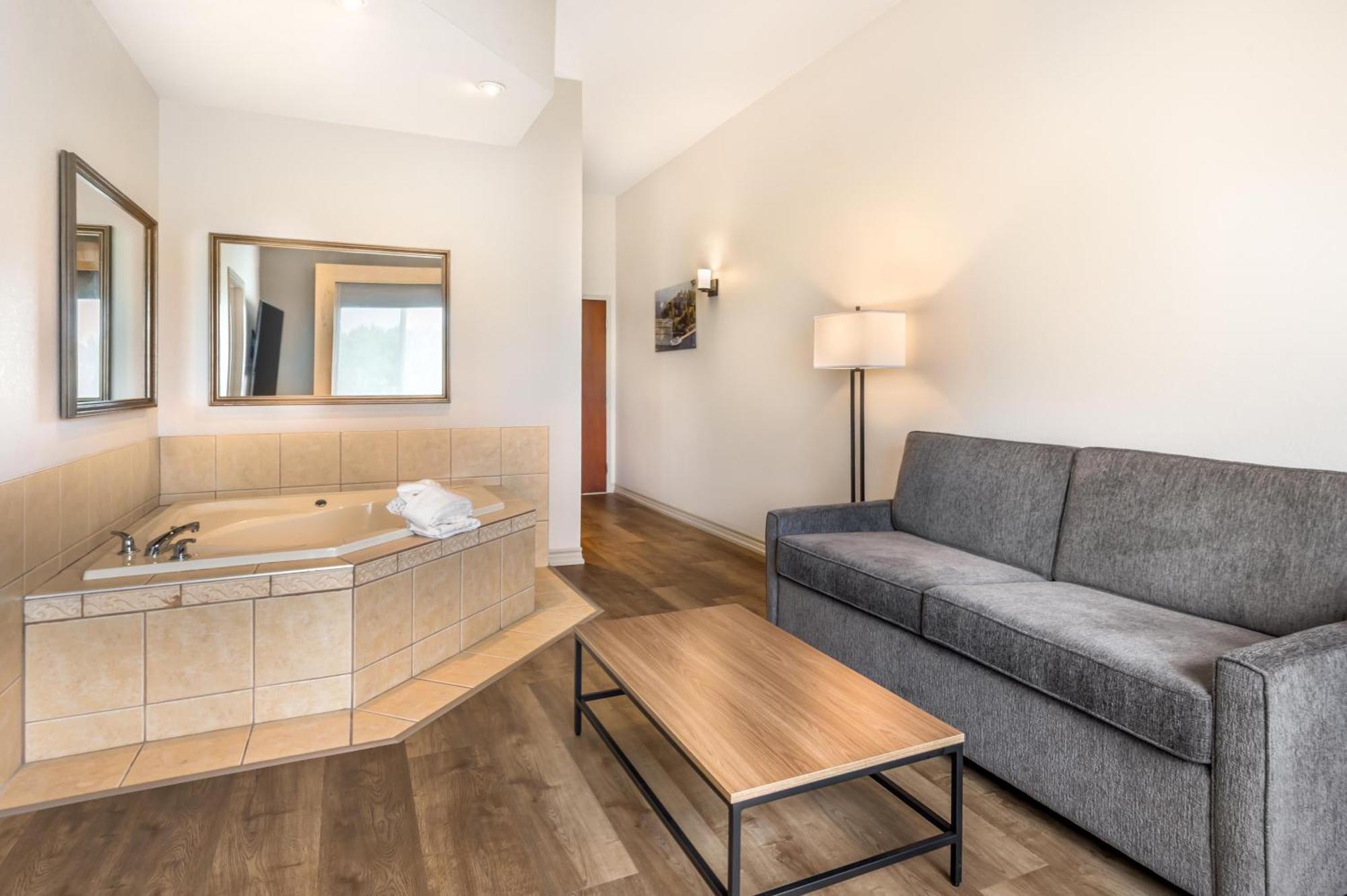 King Suite Sofa Bed Hot Tub Fireplace No View or Non-Smoking