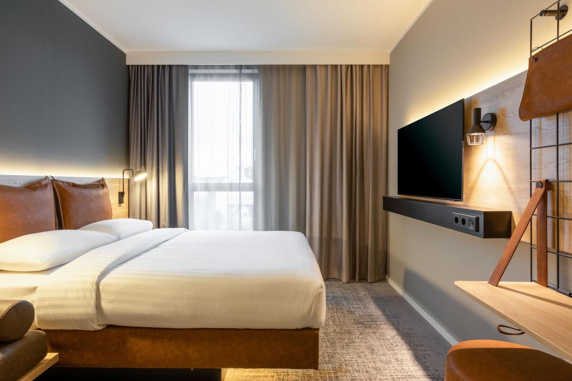 Moxy Queen Room