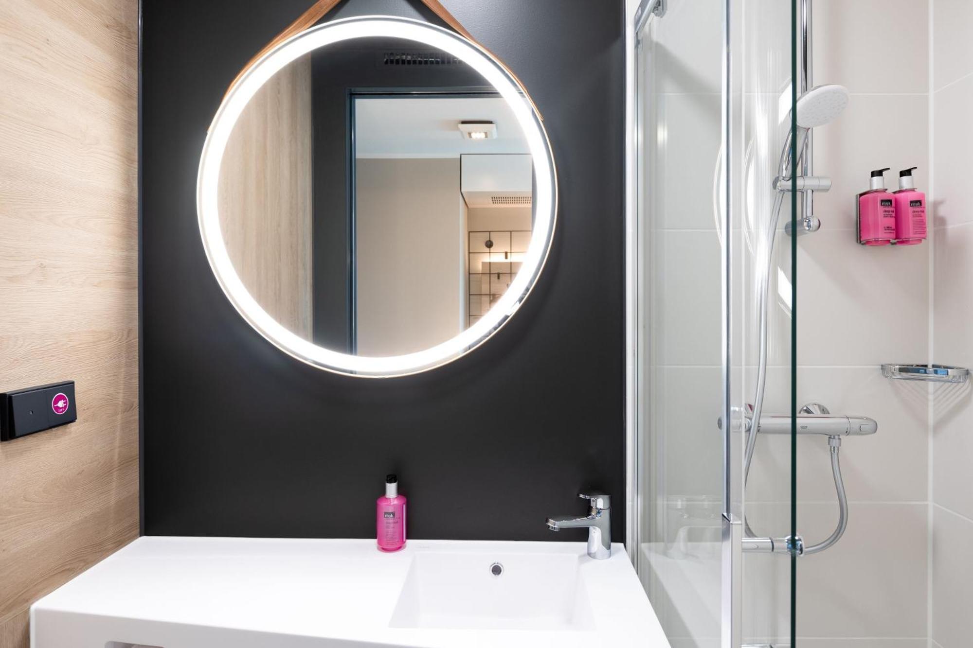 Moxy Queen Room