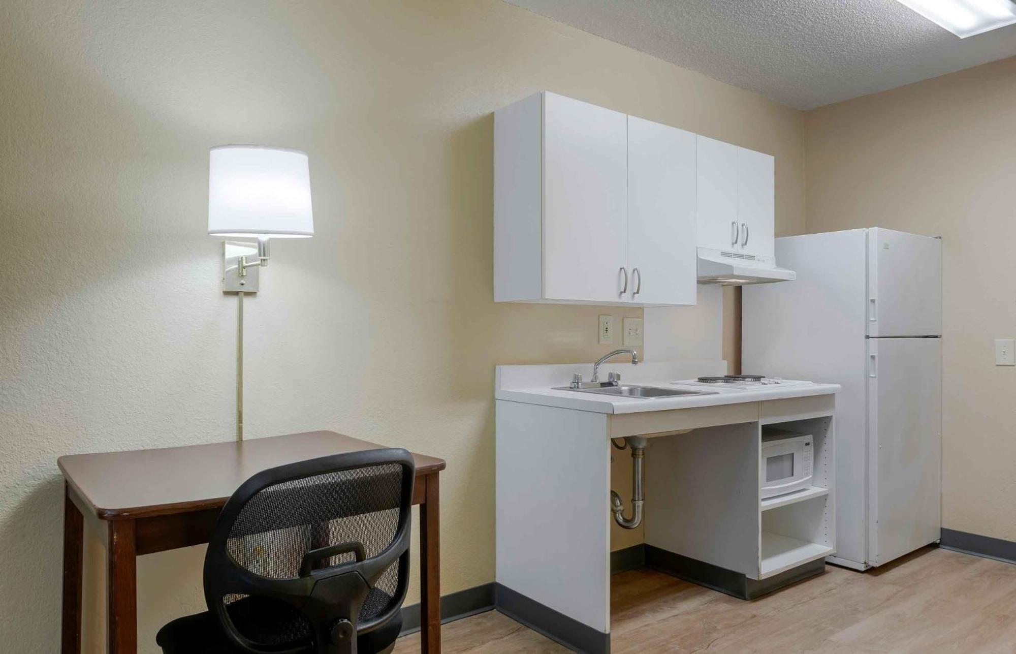 Queen studio 1 Queen Bed Disability Access or Non-Smoking