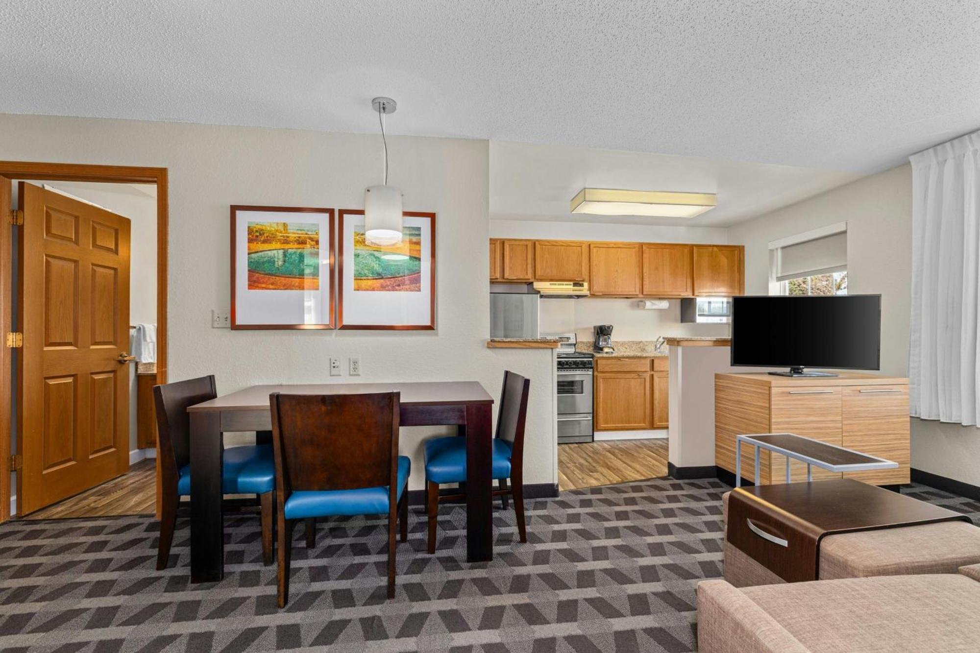 2 Bedroom 2 room Suite 2 Queen Beds sofabed