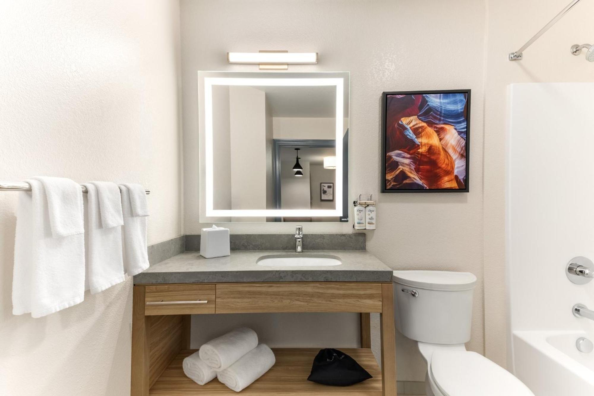 One-Bedroom Queen Suite