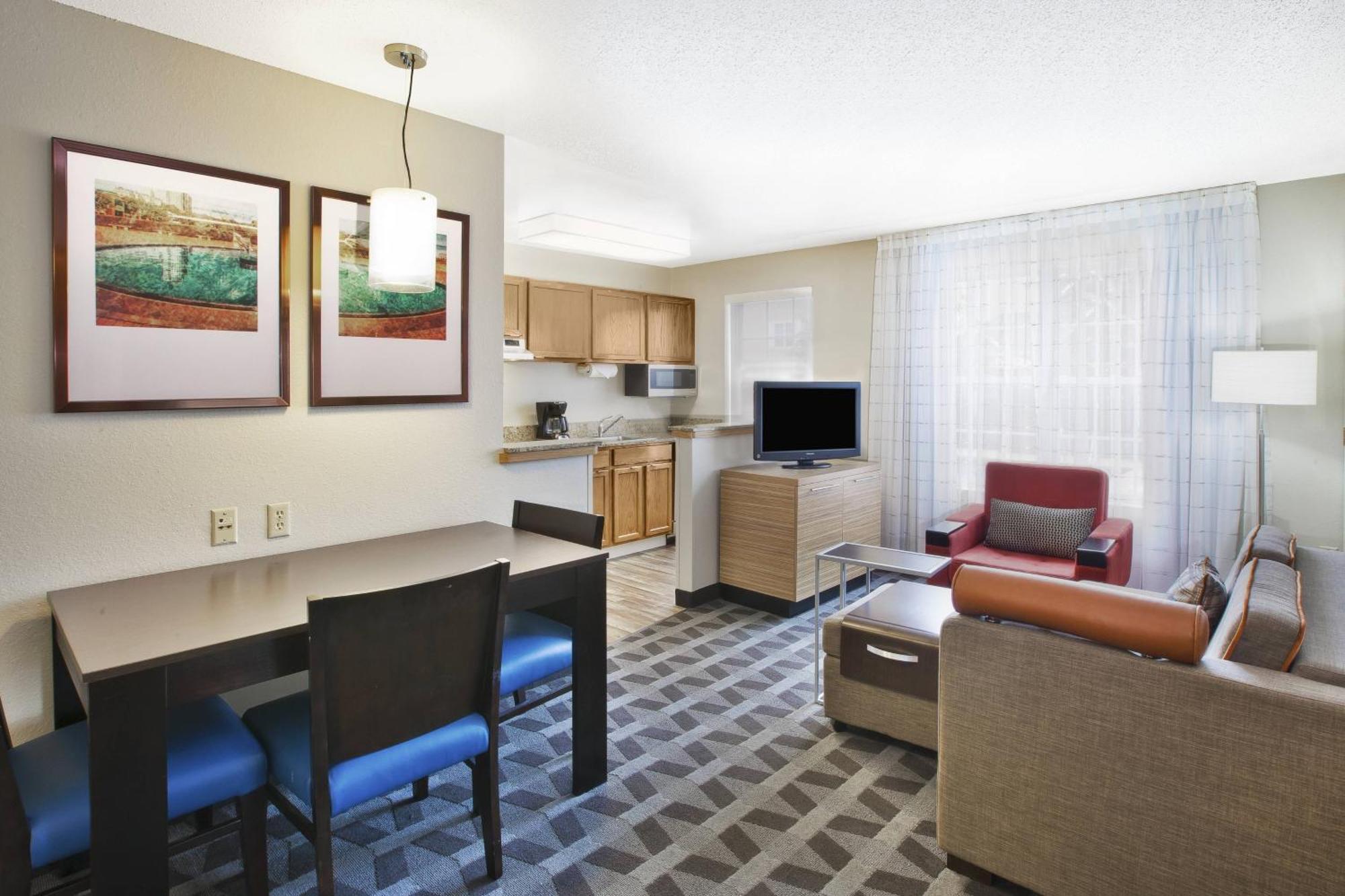 2 Bedroom 2 room Suite 2 Queen Beds sofabed