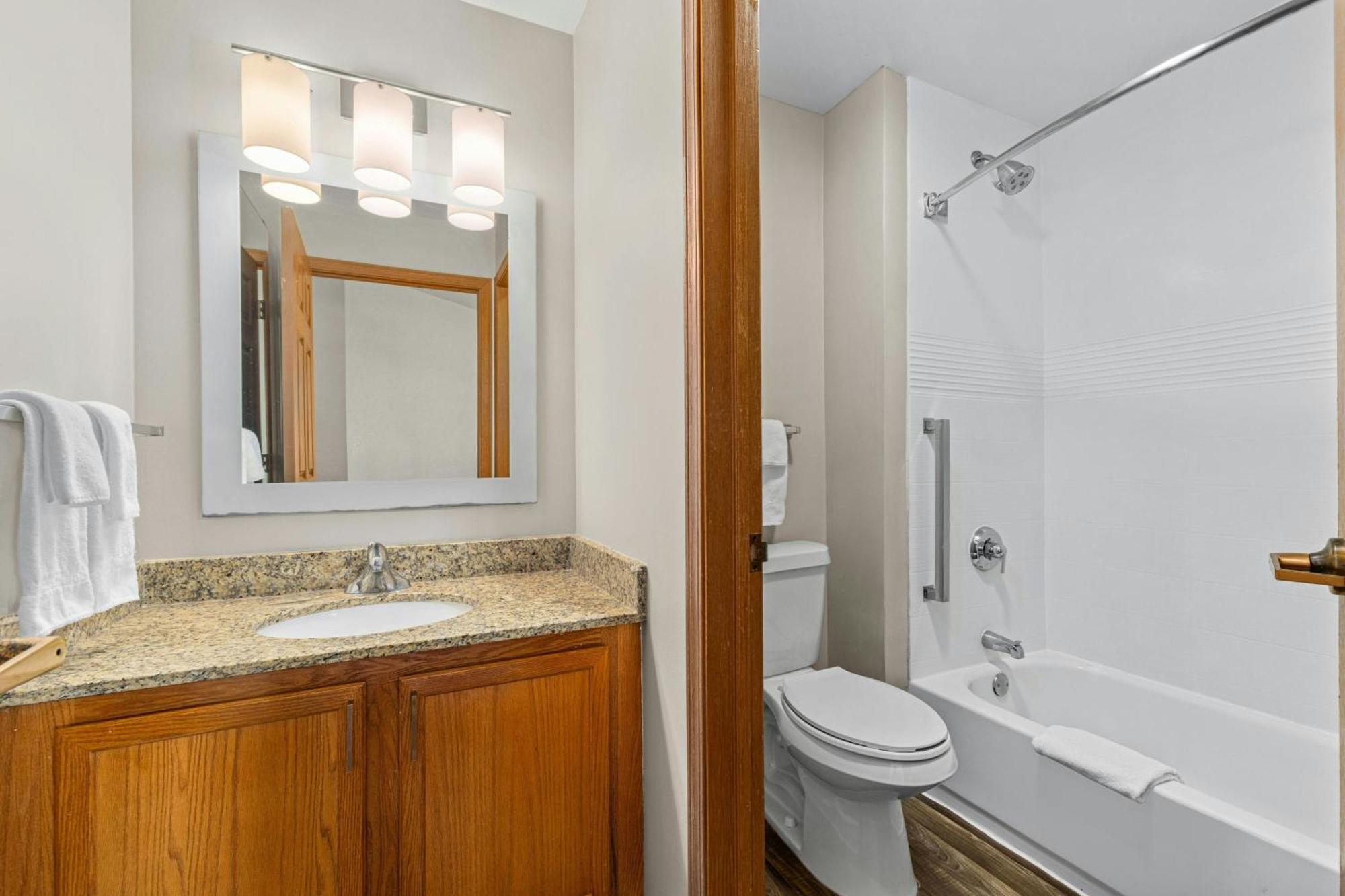 2 Bedroom 2 room Suite 2 Queen Beds sofabed