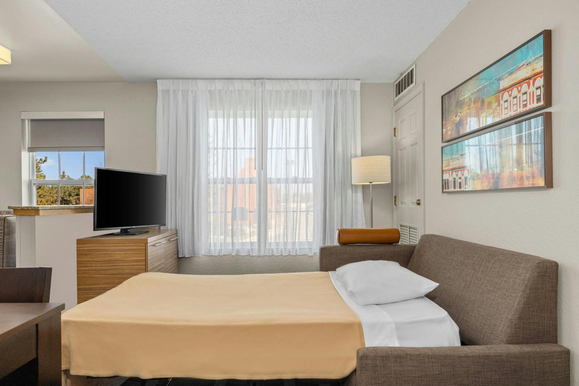 2 Bedroom 2 room Suite 2 Queen Beds sofabed