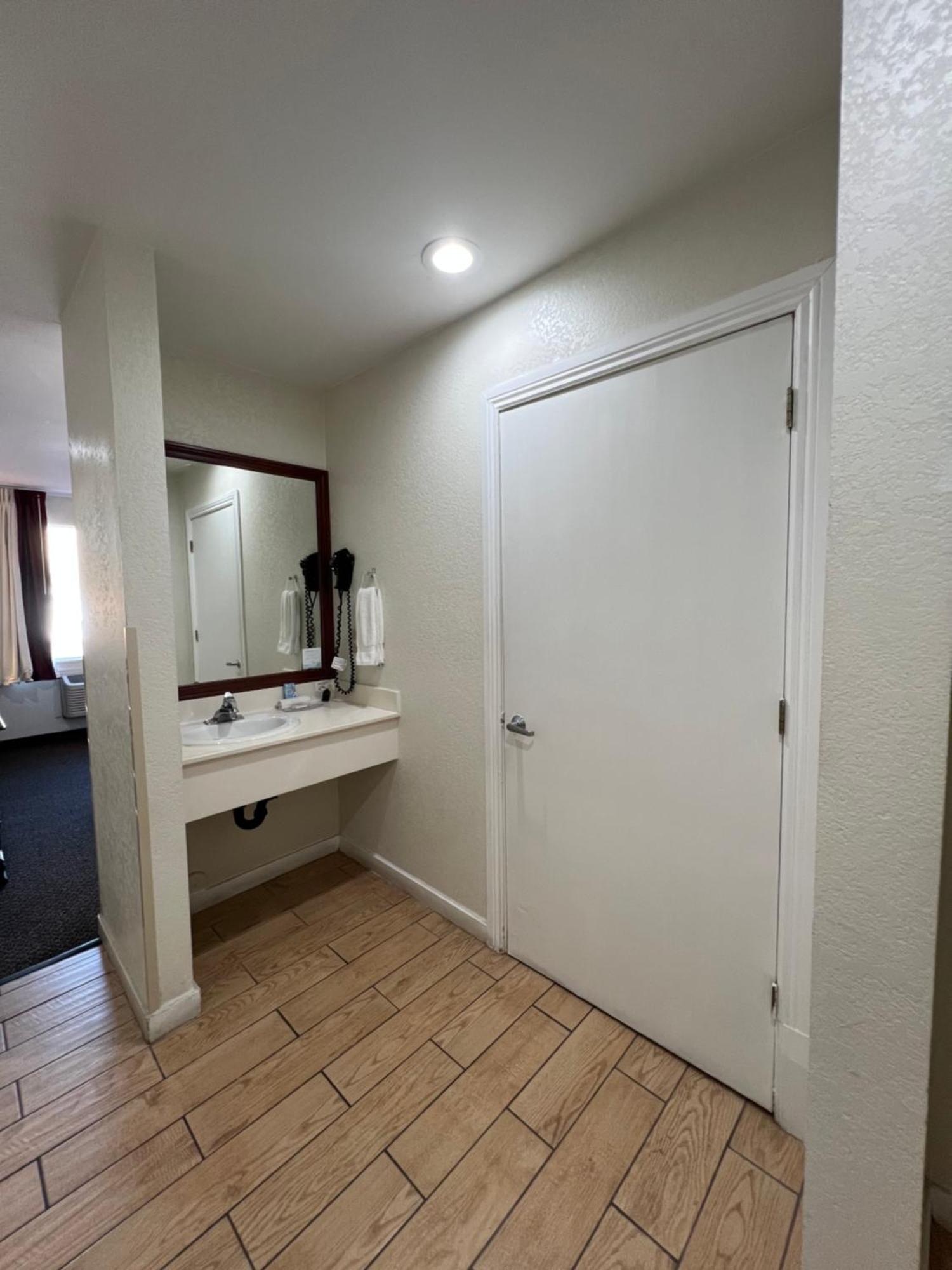King Room - Disability Access - Non-Smoking