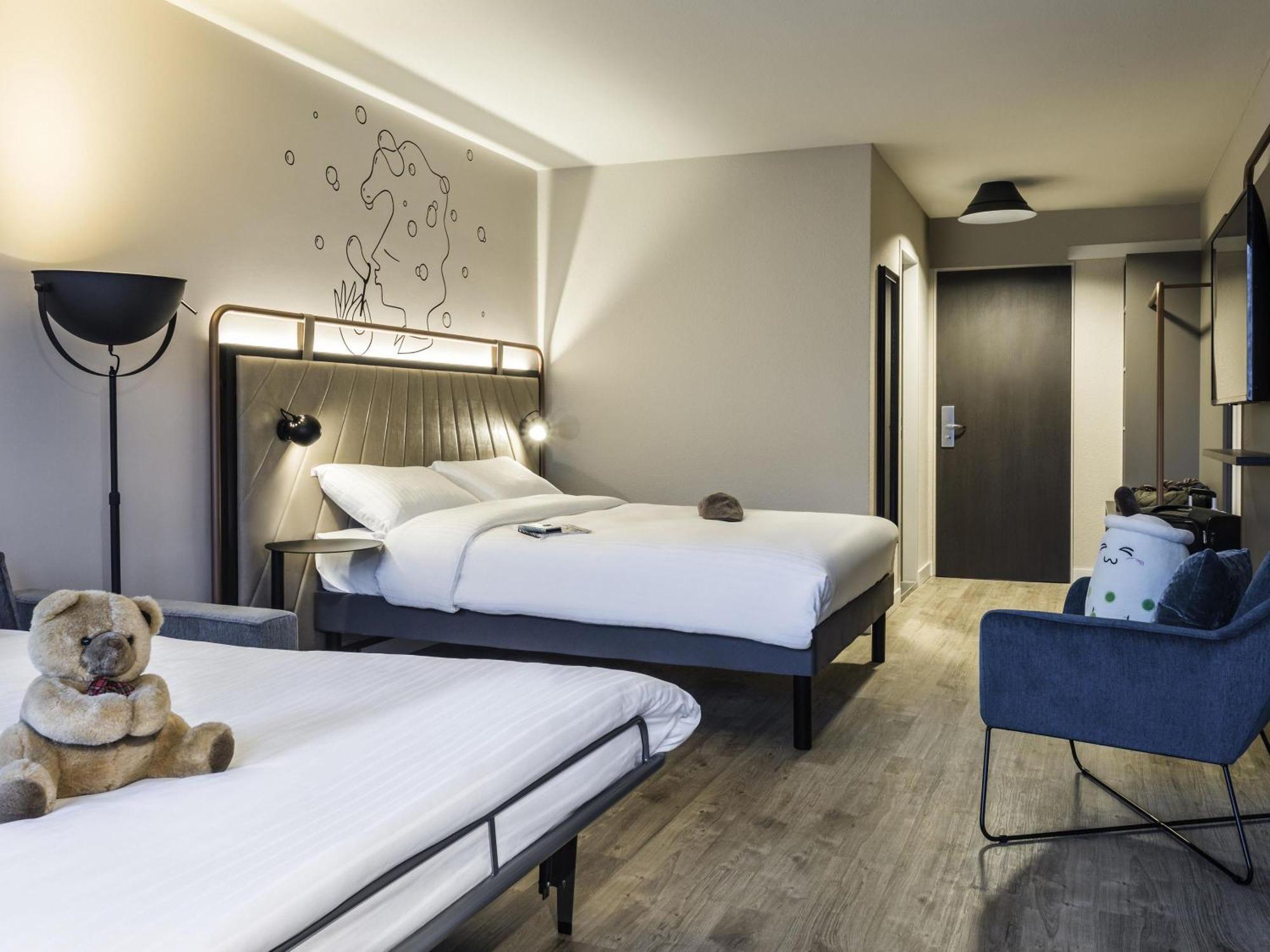 Family room 1 Sweet Bed 160x200 by ibis Styles sofa bed