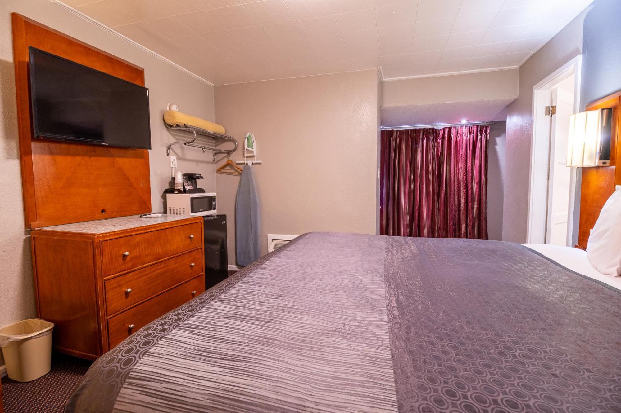 Deluxe King Room - Non-Pet Friendly