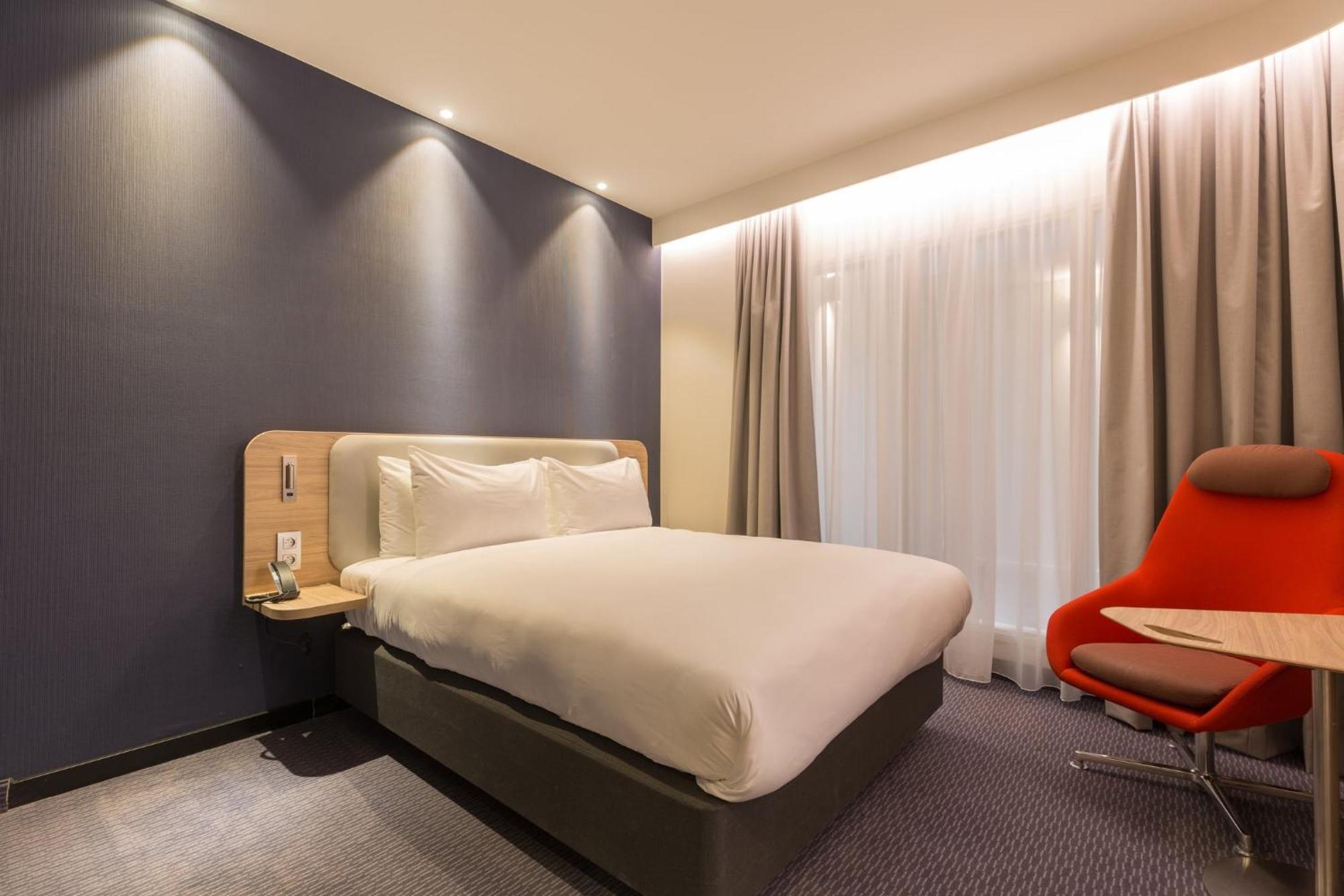 Standard Queen Room Accessible