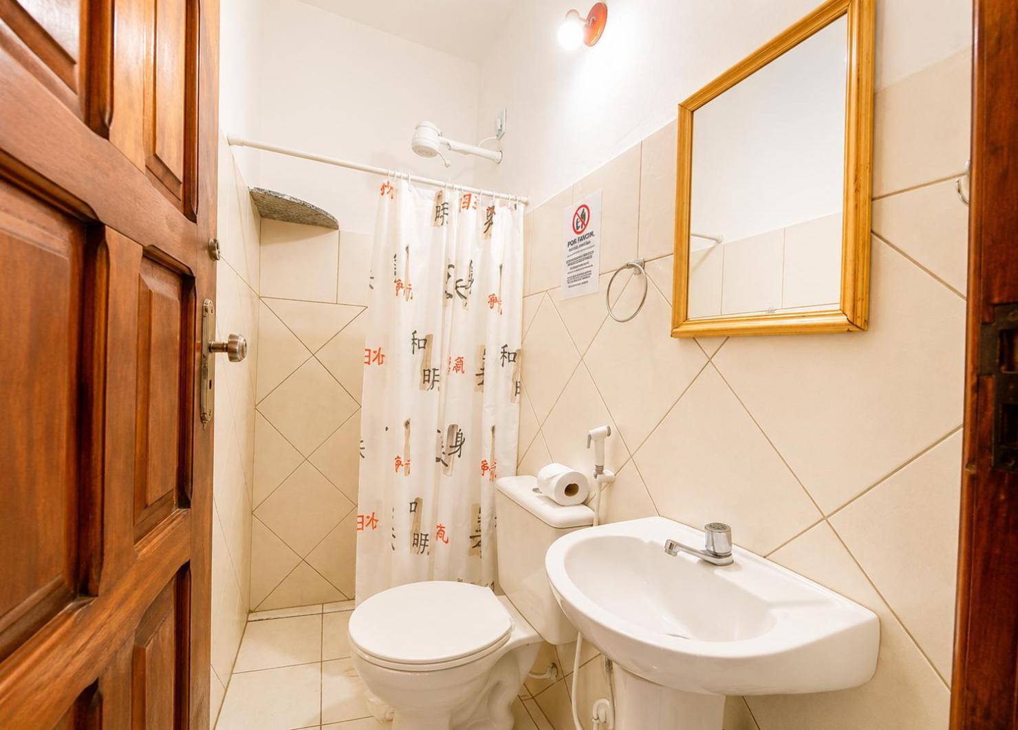 Quarto Duplo Básico com Banheiro Externo