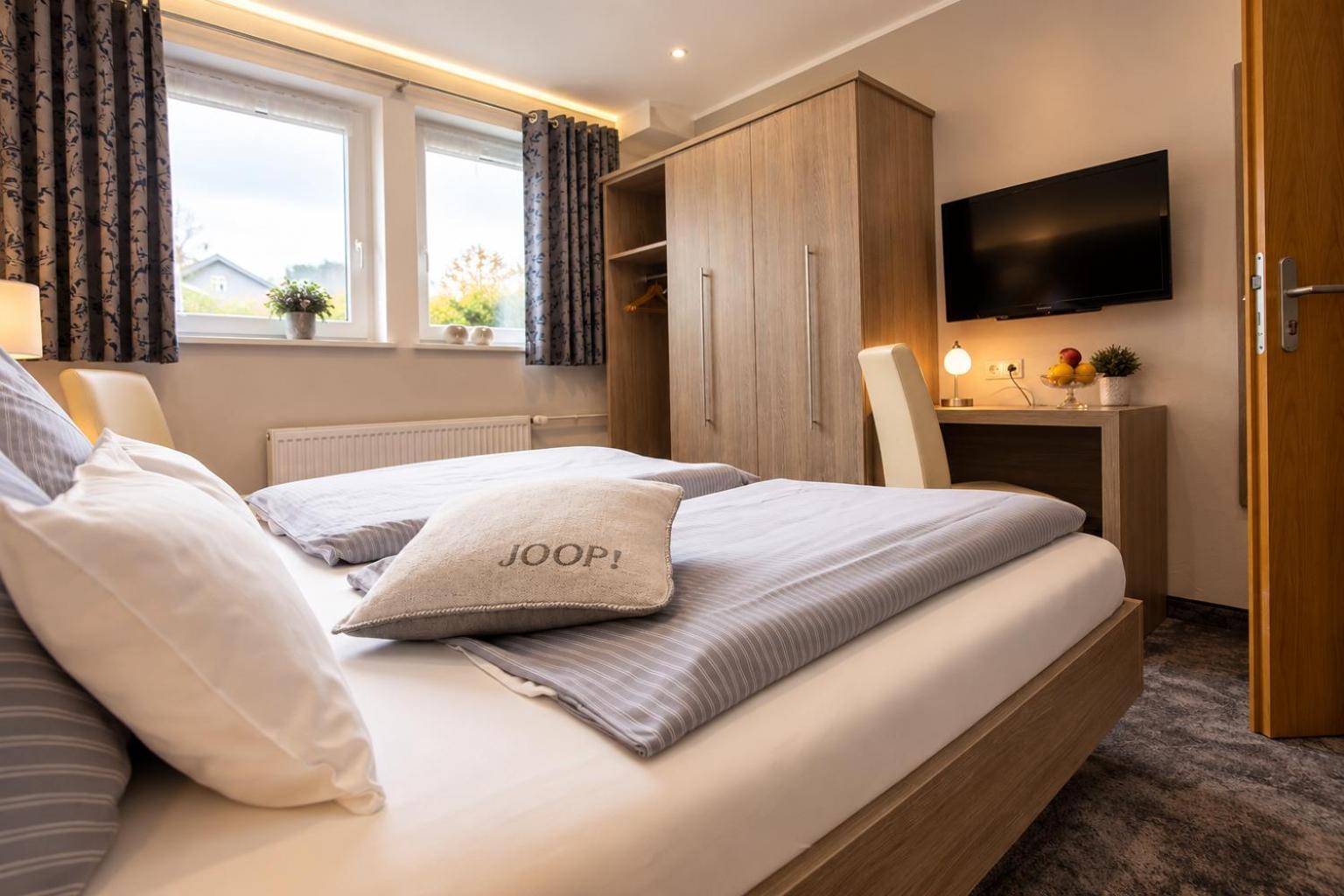 Budget Double Room Souterrain or Top Storey Location Guesthouse