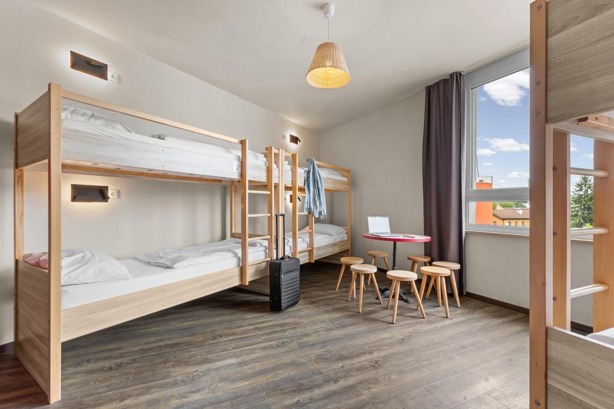 Posto Letto in Dormitorio Femminile con 6 Letti