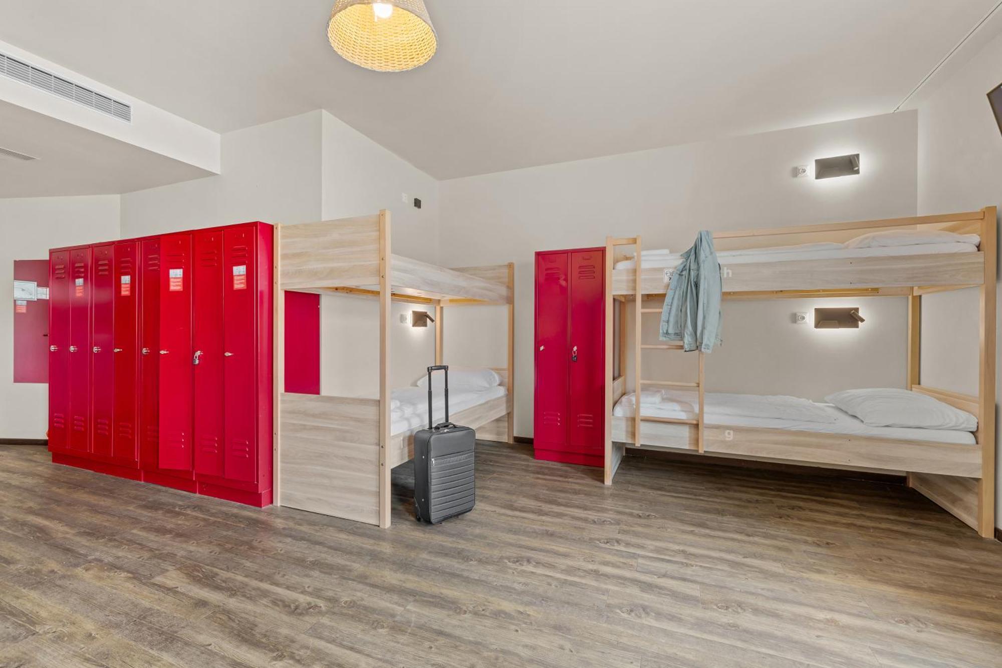 Posto Letto in Dormitorio Misto con 9 Letti