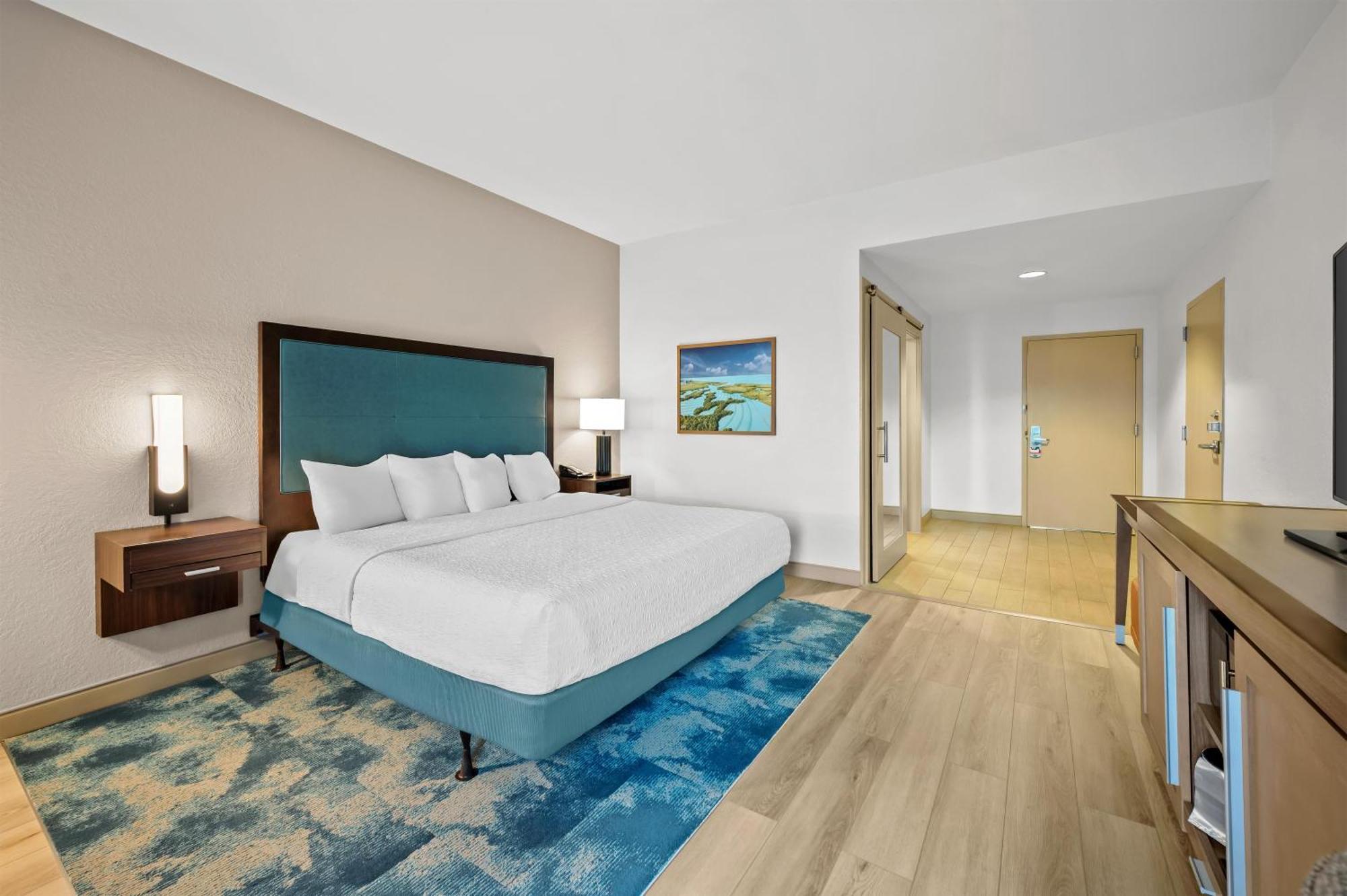 King Room Accessible Tub Mobility Hearing Access or Non-Smoking