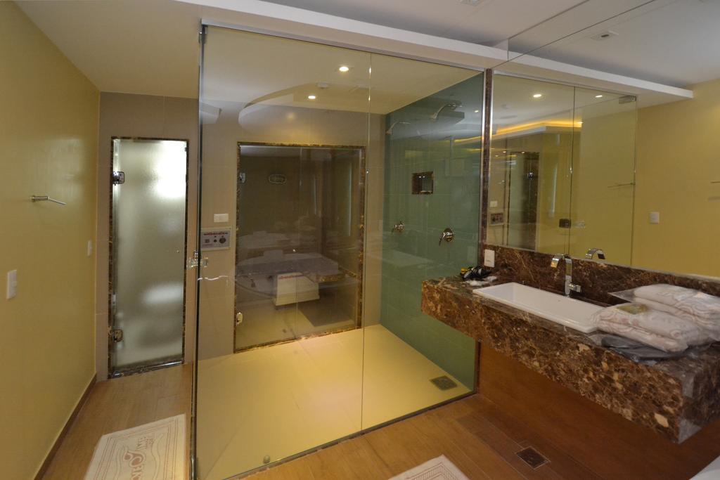Suíte Luxo com Banheira de Hidromassagem e Sauna