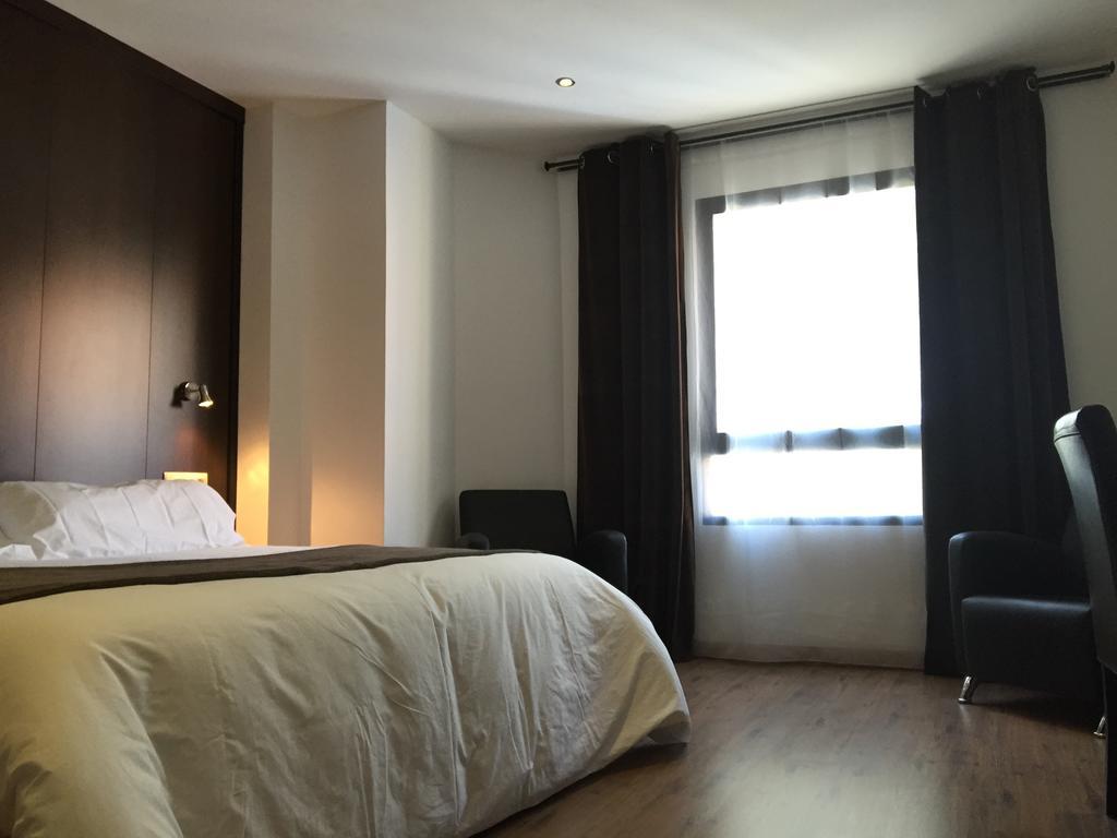 Habitación con cama extragrande.