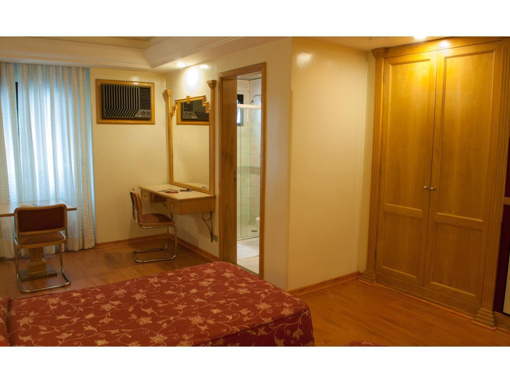 Quarto com Cama de Casal ou 2 de Solteiro