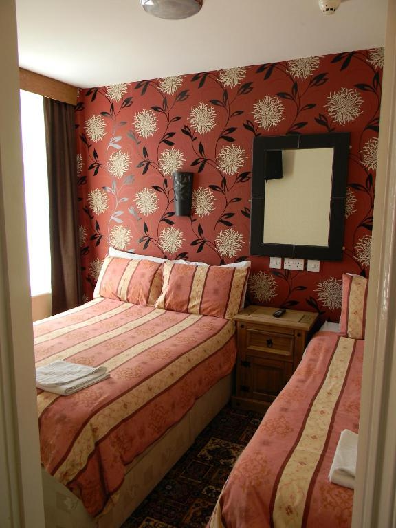 Family Room (2 Adults + 1 Child)