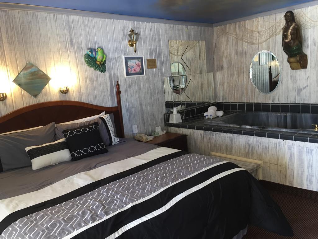 1 King Bed Theme 3 Jetted Tub Non-Smoking