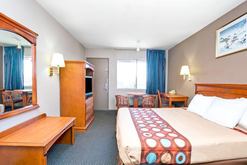 King Room - Non-Smoking