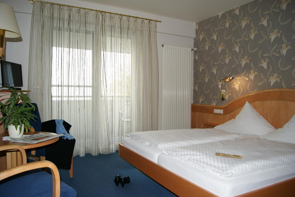 Doppelzimmer mit Balkon und Meerblick