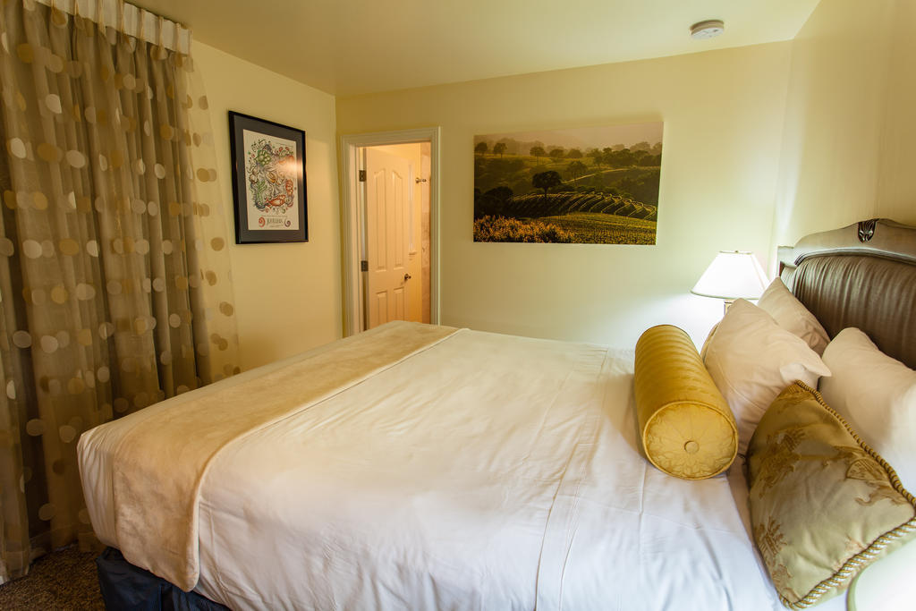 Deluxe King Suite