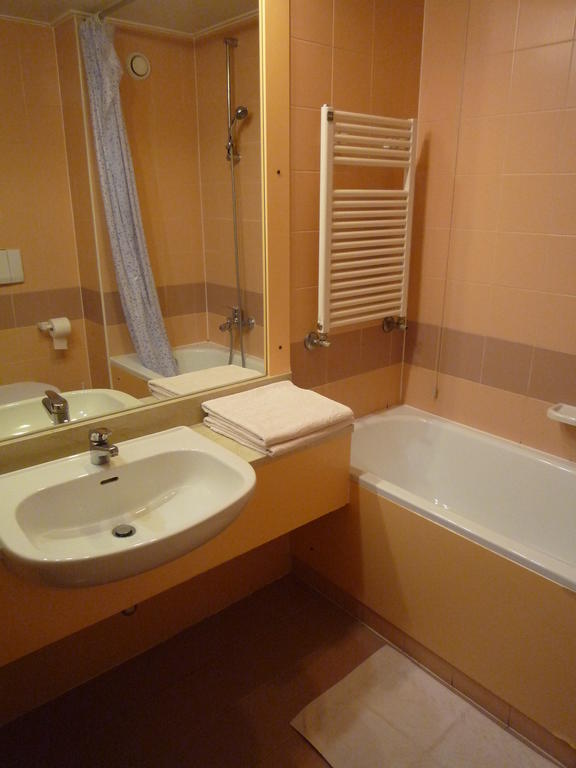 Single Room,247901821:JPEG