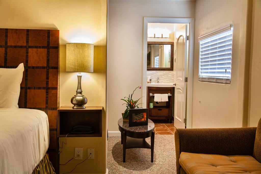 Deluxe King Suite