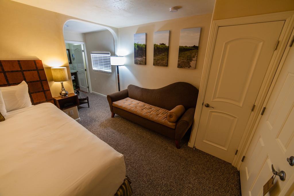 Deluxe King Suite