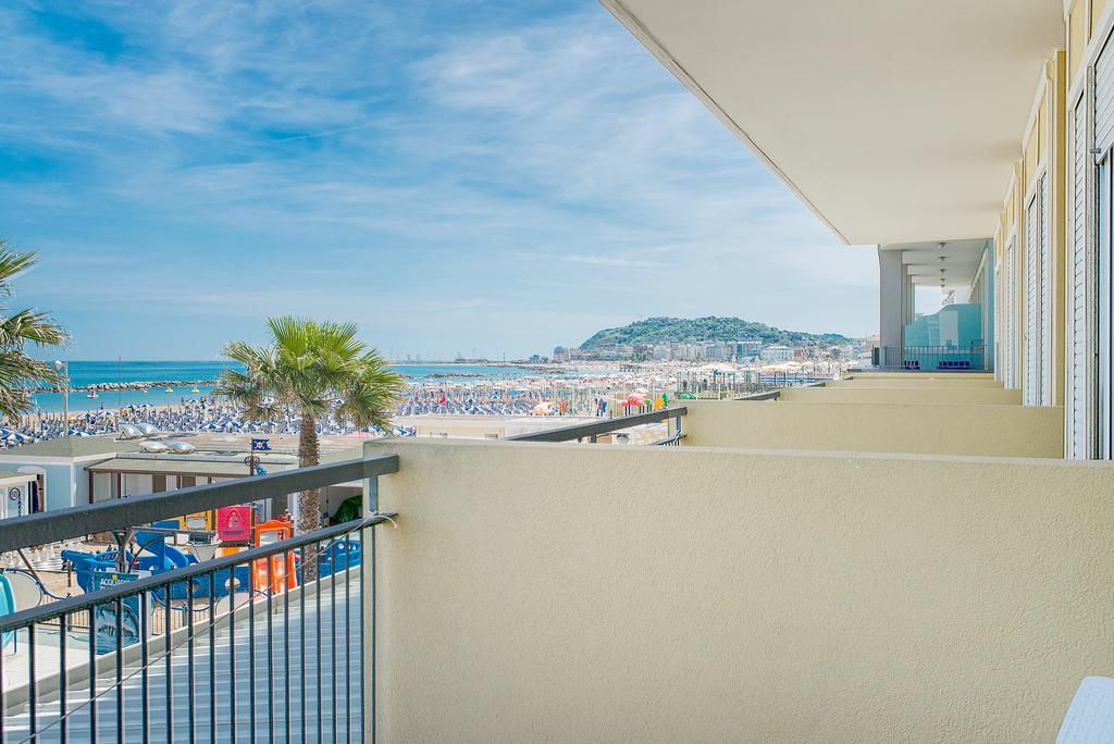 Camera Tripla con Terrazza e Vista Mare