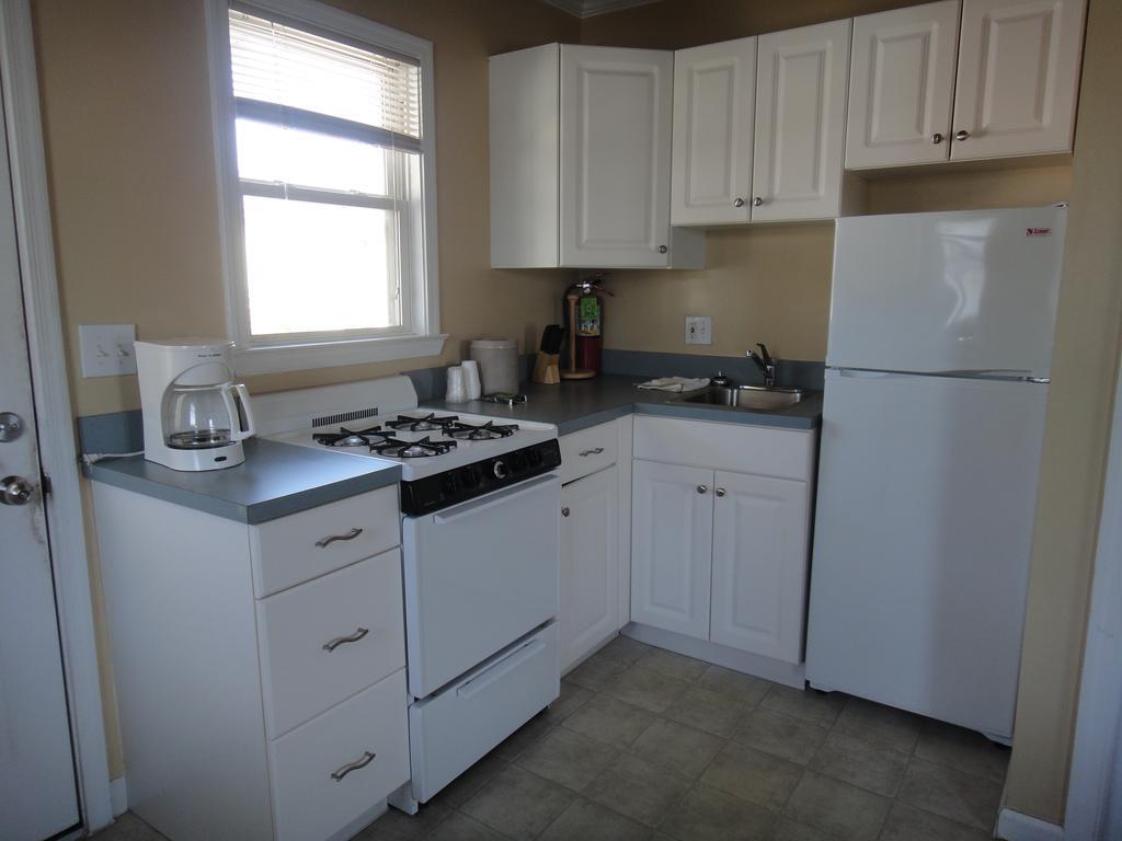 Bungalow Kitchen,983030689:JPEG